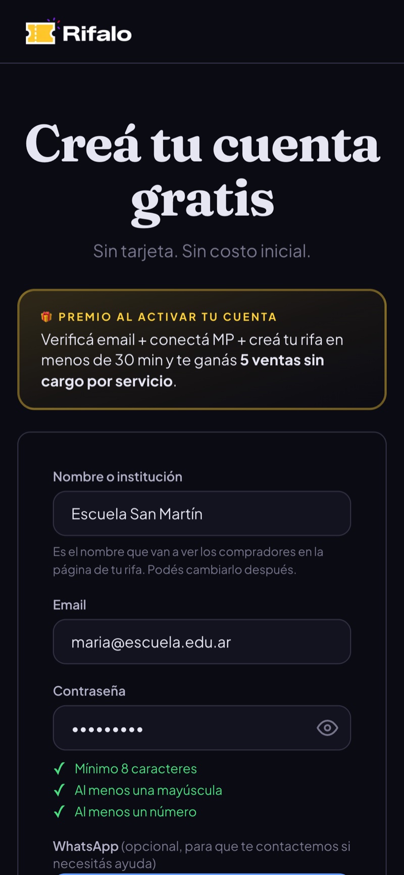 Formulario de registro completado con email, contraseña y WhatsApp llenos, listo para enviar